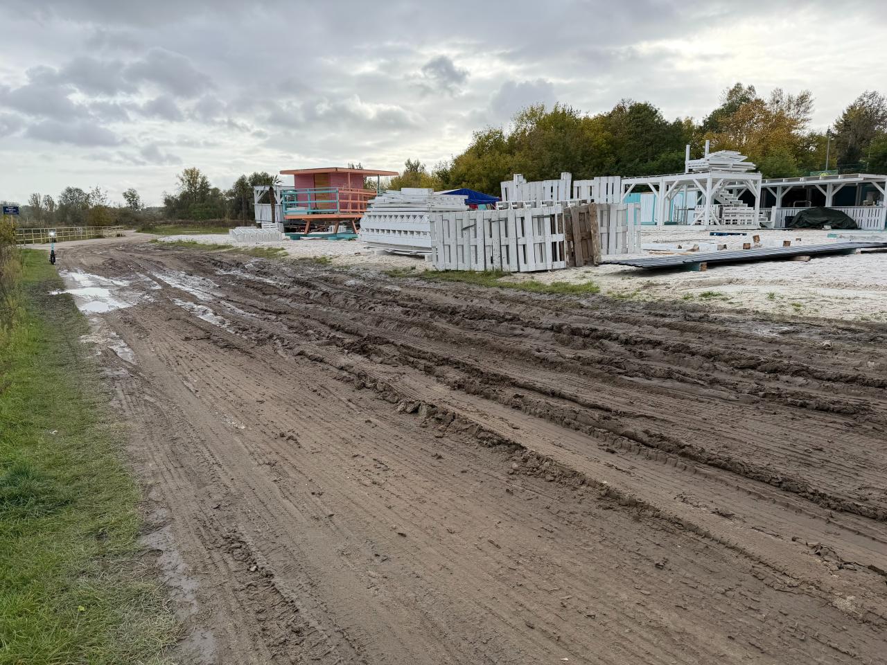 "Zwijają" Klub na Fali znad Warty, zniszczyli trakt spacerowy nad rzeką? "Jest w fatalnym stanie"