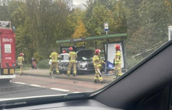 Auto wpadło na przystanek autobusowy. To cud, iż nikt nie ucierpiał
