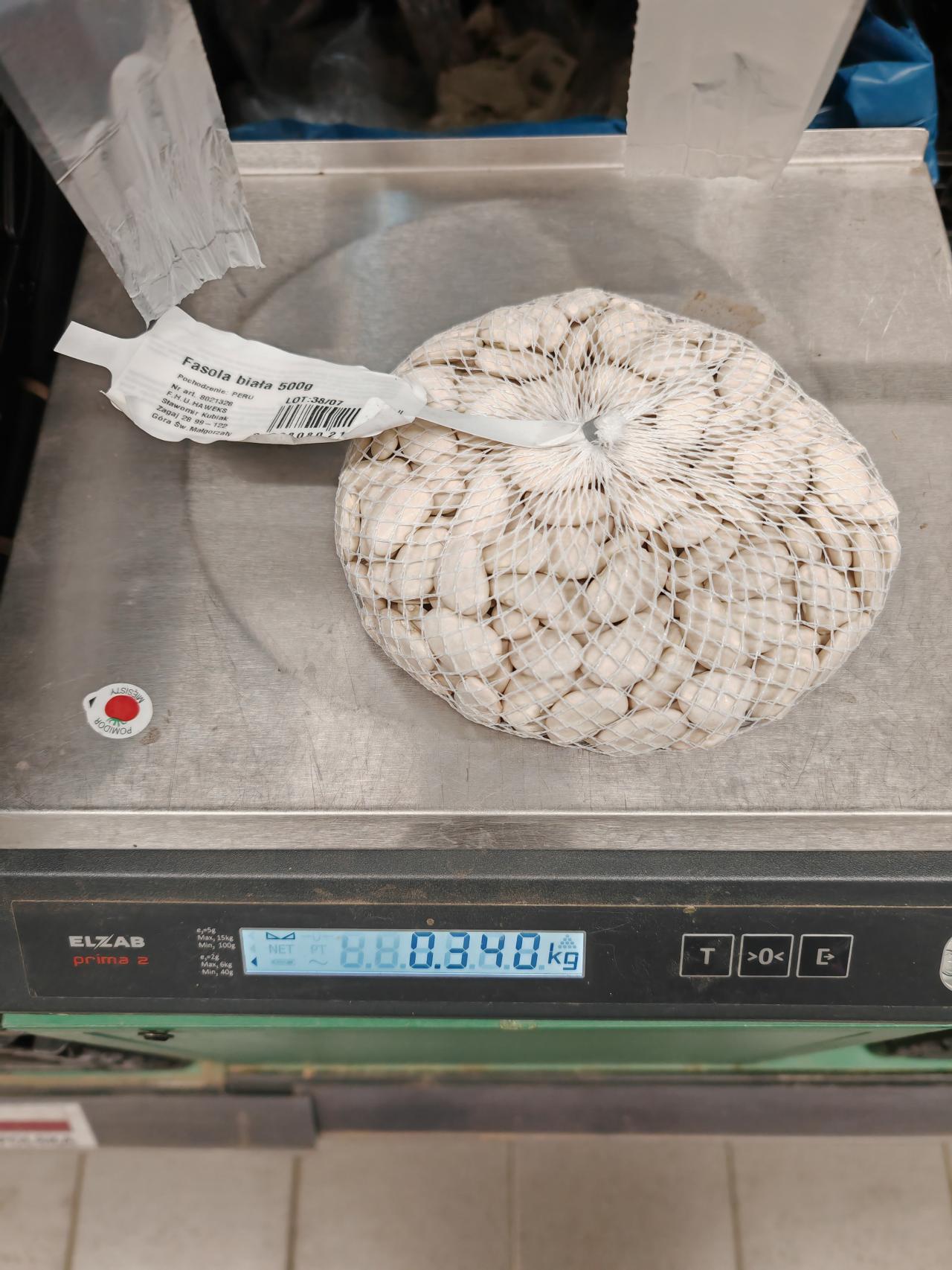 Zważył fasolę kupowaną w popularnym markecie w Poznaniu. Na etykiecie 500 gramów, na wadze niespełna 350