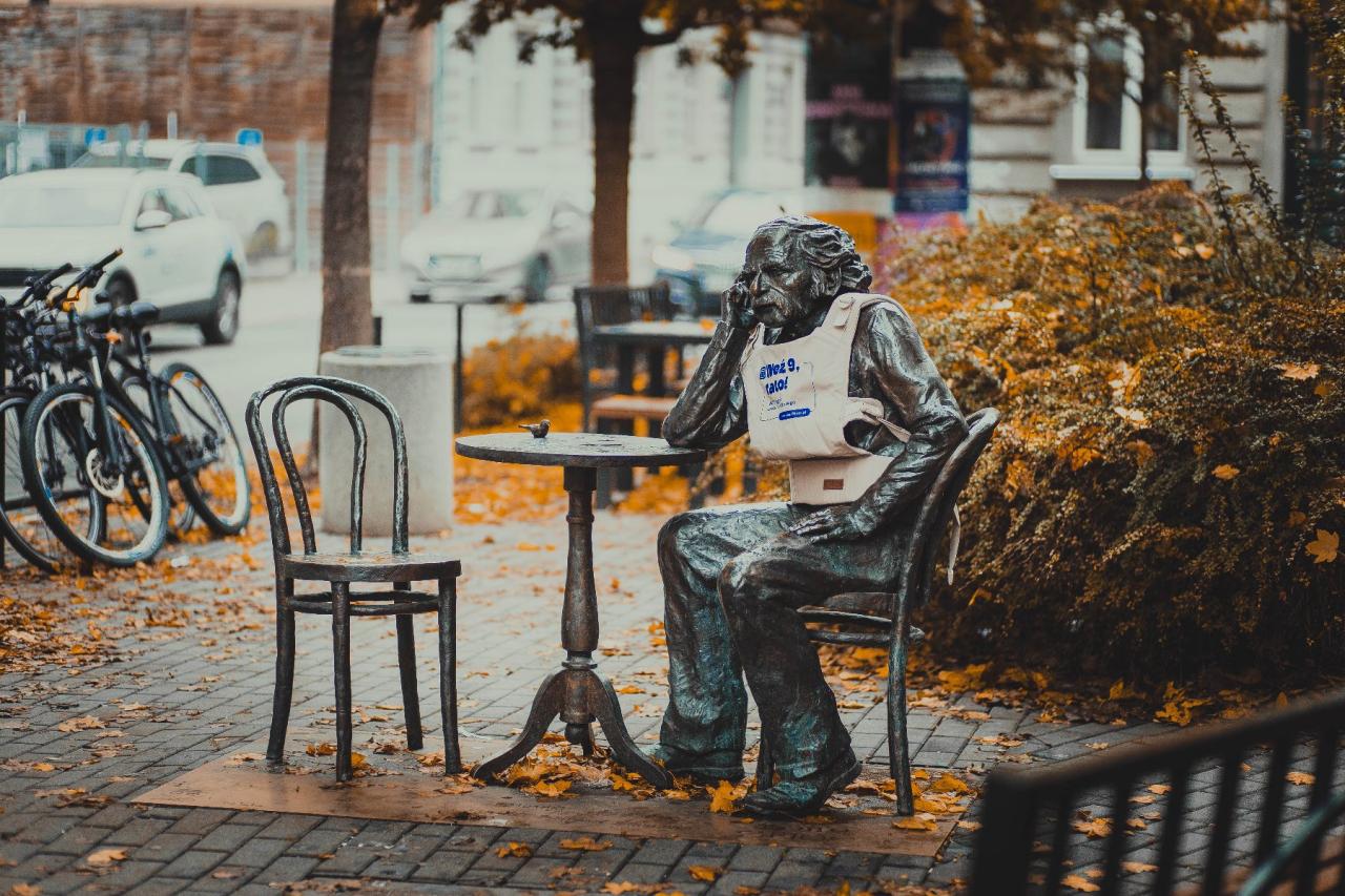 Pomniki znanych poznaniaków z nietypową 'ozdobą'