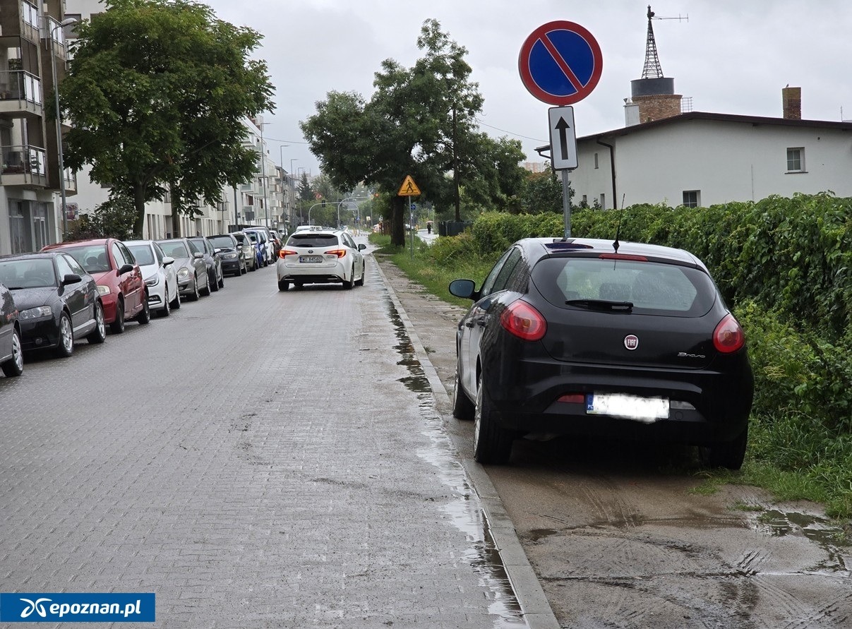 Policjanci interweniowali na mszy świętej w sprawie nielegalnie zaparkowanych aut przy kaplicy. Mieszkańcy Łaciny podzieleni przez parkingowe problemy