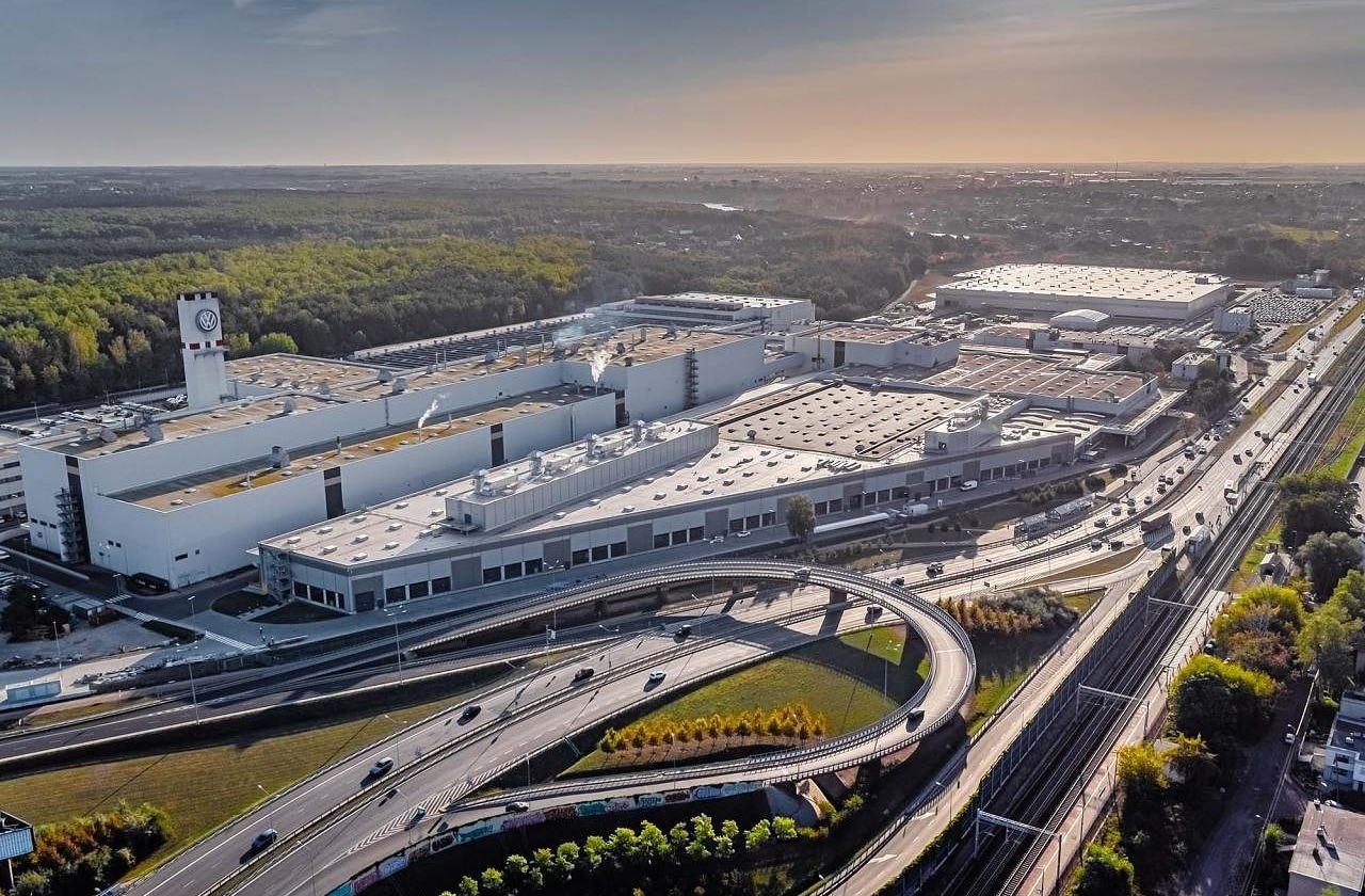 Fabryki Volkswagena w Poznaniu i Wrześni wstrzymują produkcję. Co z wynagrodzeniem pracowników?