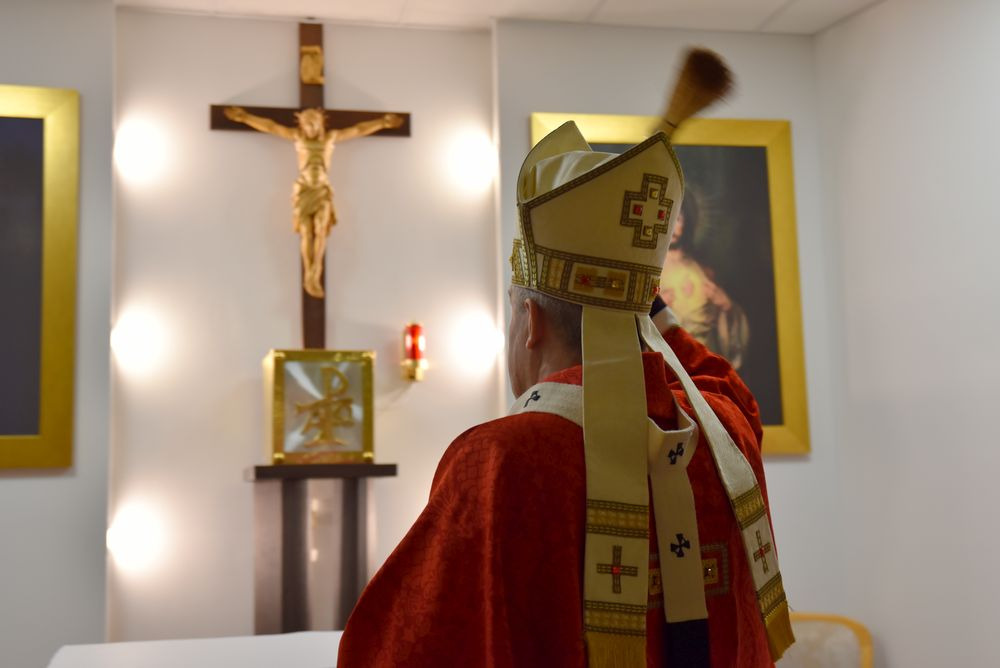 Abp Zieliński na poznańskim lotnisku