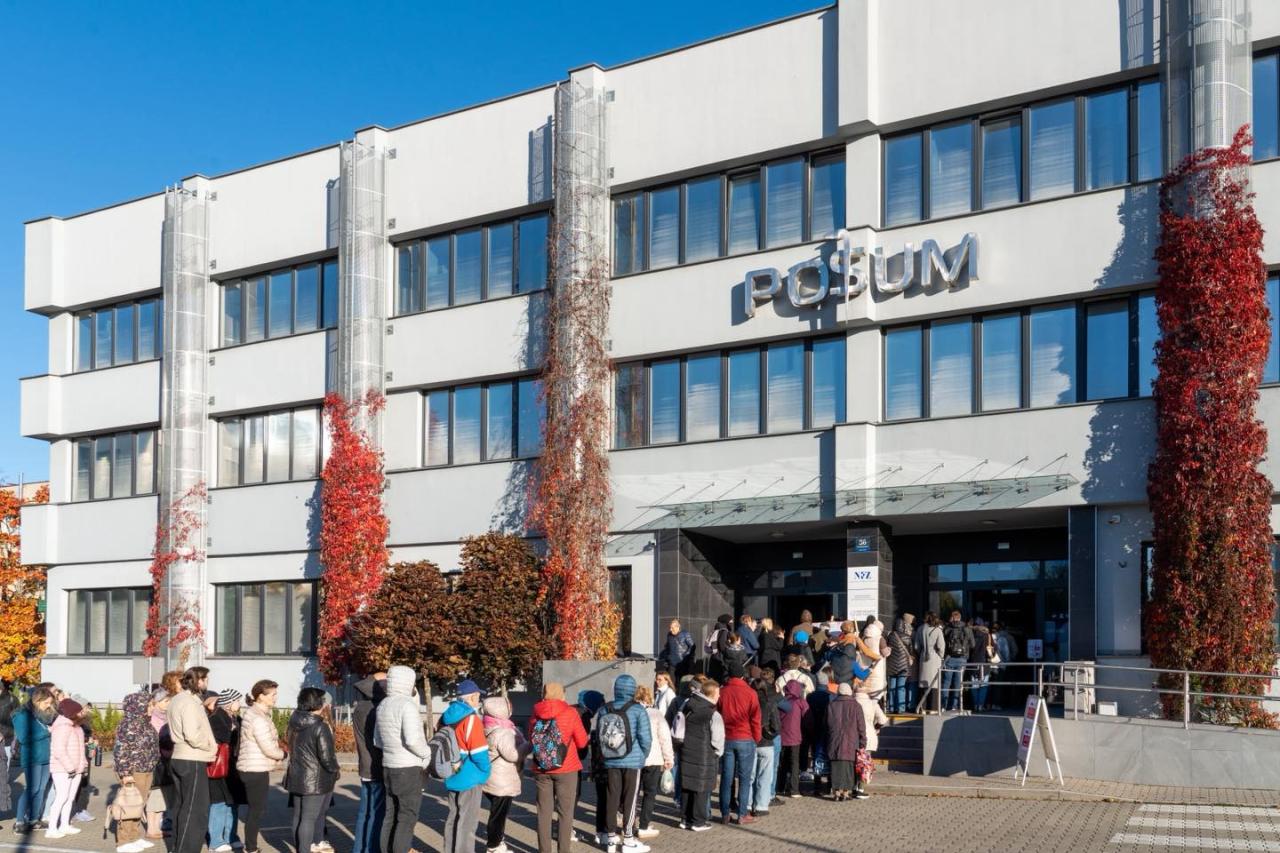 Poznaniacy ustwiają się w kolejce na darmowe badania