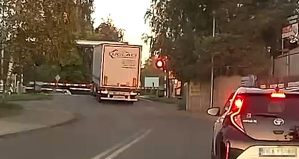 Policjanci z regionu poszukują świadków tej niebezpiecznej sytuacji na przejeździ kolejowym