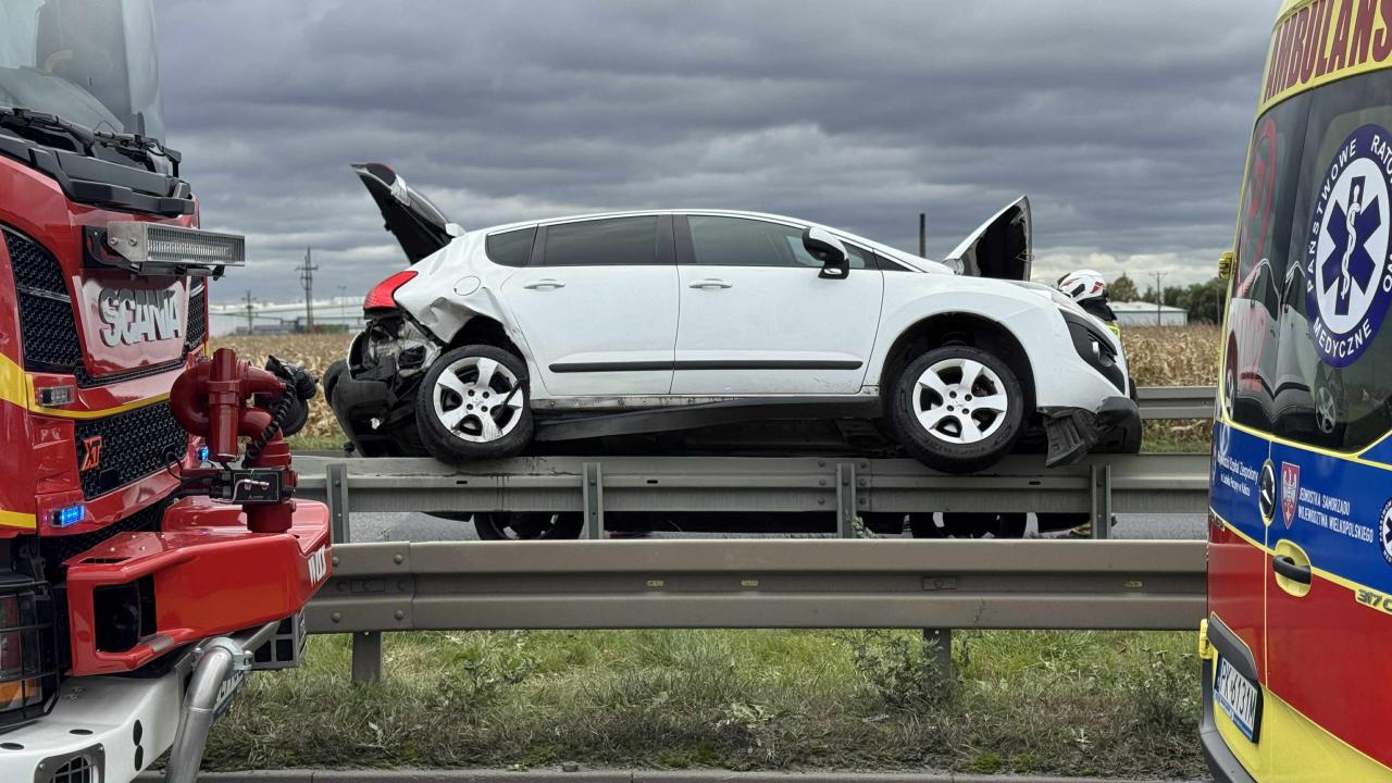 Wypadek w regionie. Jedno z aut zawisło na barierkach