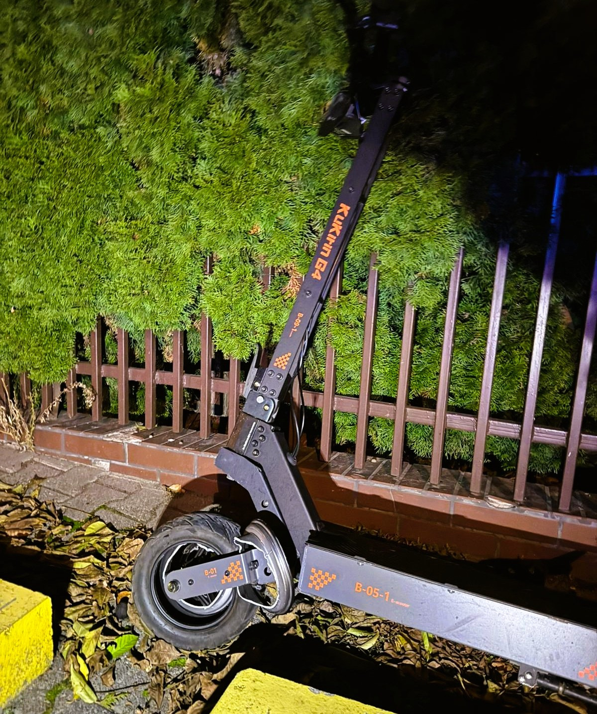 Region. W nocy mknął na hulajnodze i... nie zauważył sygnalizatora