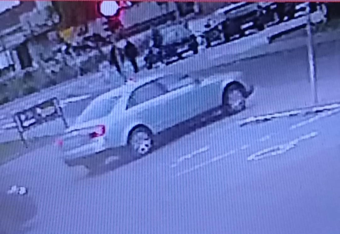 Policjanci z regionu szukają mężczyzny ze zdjęć. Przyjechał srebrnym Audi