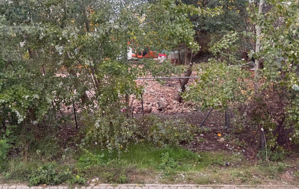 Koniec "noclegowni" i wysypiska śmieci przy trasie kórnickiej. Wyburzono szpecący okolicę budynek!