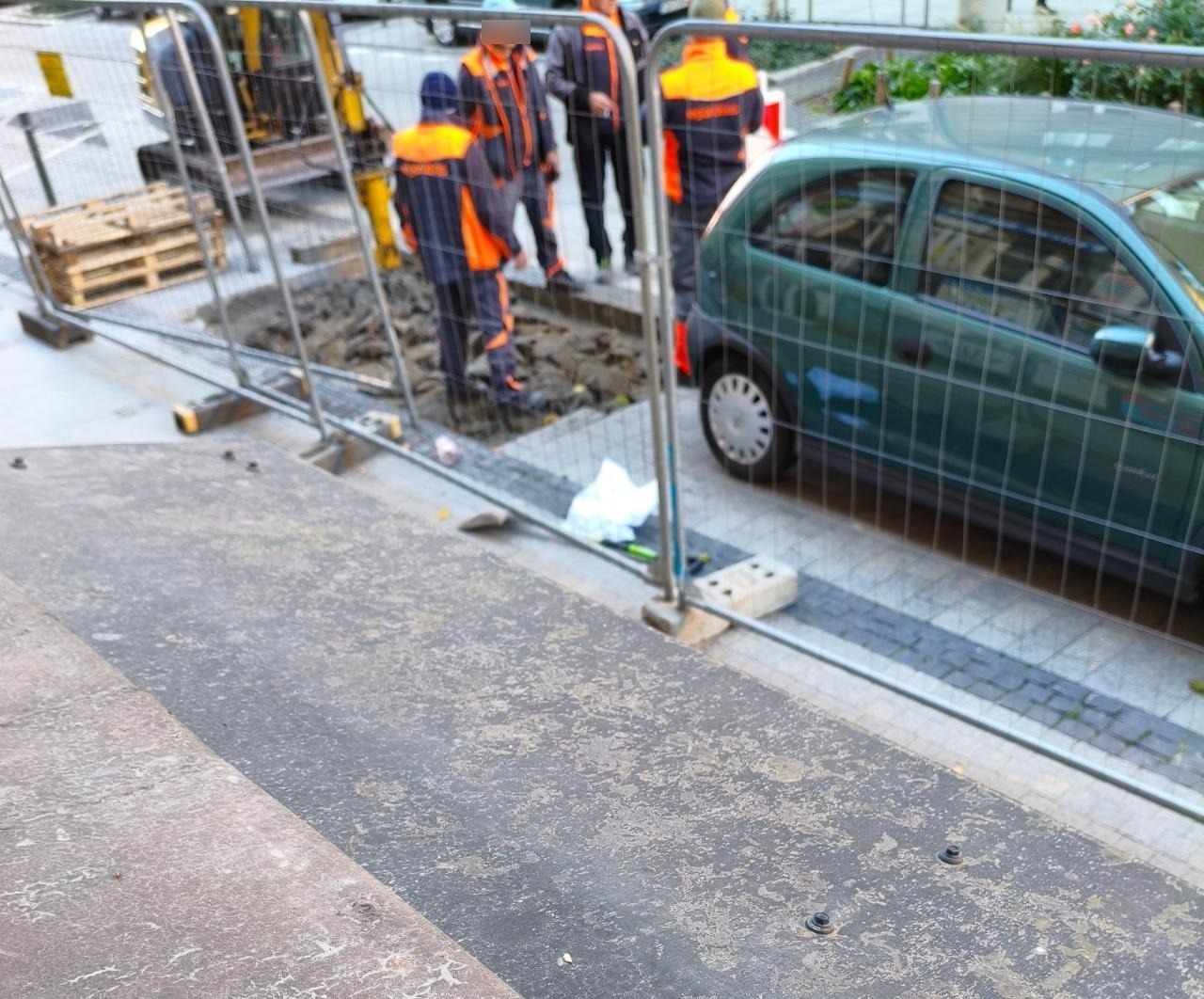 "Parkowanie samochodu w centrum, to od dawna udręka". Zabierają kolejne miejsca parkingowe "na rzecz rabatek zieleni". Mieszkaniec czuje się upokorzony