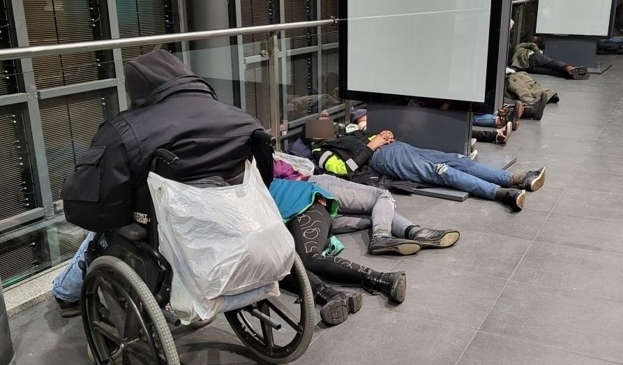 Działa już ogrzewalnia dla osób w kryzysie bezdomności. Zamiast na klatkach schodowych, będą mogli ogrzać się właśnie tutaj