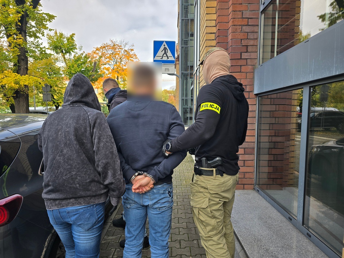 37-letnia poznanianka straciła 50 tysięcy zł metodą "na pracownika banku". Zatrzymano dwóch Ukraińców