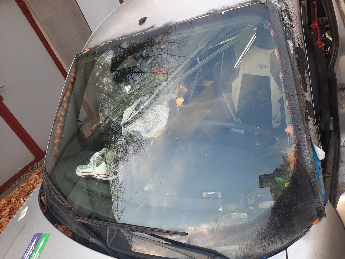 Zaskakująca interwencja strażników miejskim na poznańskim osiedlu. Wrak "żywcem wyjęty z planu filmowego", a za kółkiem kierowca gotowy do odjazdu