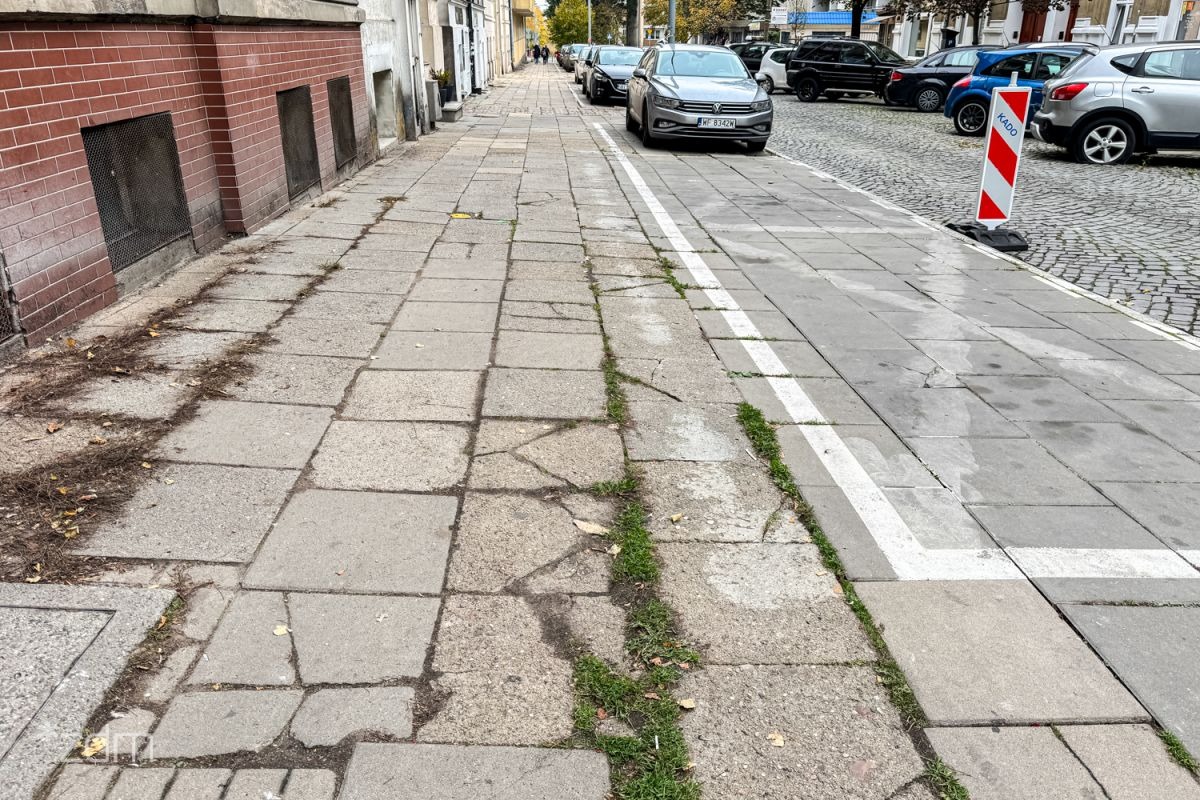 Stare chodniki na Wildzie przejdą metamorfozę. "Nie będzie możliwości terminowej realizacji prac, jeżeli kierowcy będą parkować na chodniku"
