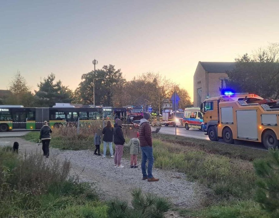 Dąbrówka: wypadek z udziałem autobusu MPK i samochodu. Poszkodowani zostali odwiezieni do szpitala
