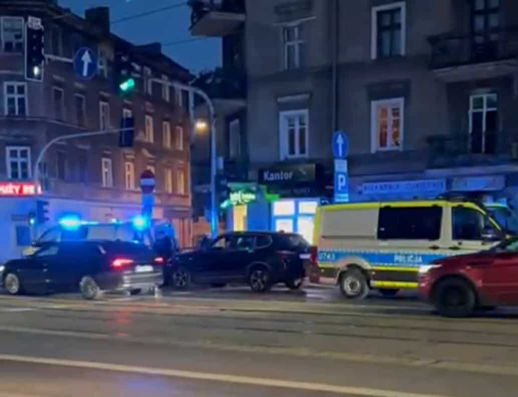 Dwa radiowozy policyjne w pobliżu Głogowskiej. Zatrzymano samochód do kontroli. Kierowca źle się poczuł