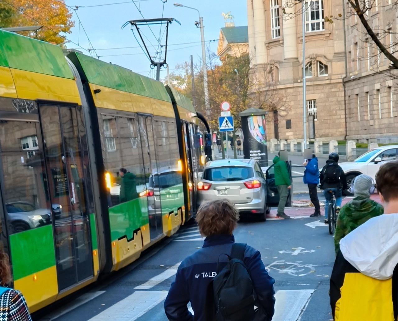 Zderzenie tramwaju z osobówką w centrum