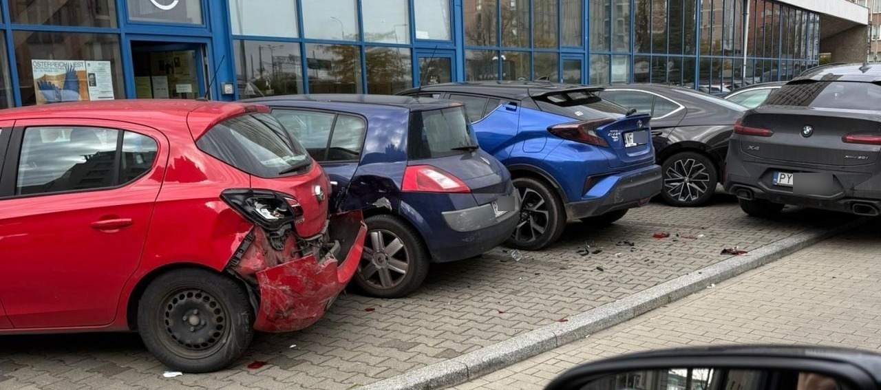 5 aut uszkodzonych przez BMW na parkingu w centrum Poznania