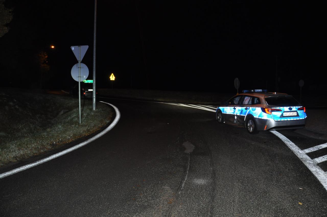 Policjant wypatrzył na trasie kradzione auto, w trakcie pościgu złodziej staranował radiowóz