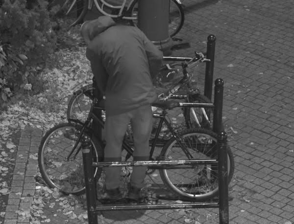 Operator monitoringu wypatrzył złodzieja rowerów. Zabezpieczenia wycinał ręczną piłką do metalu