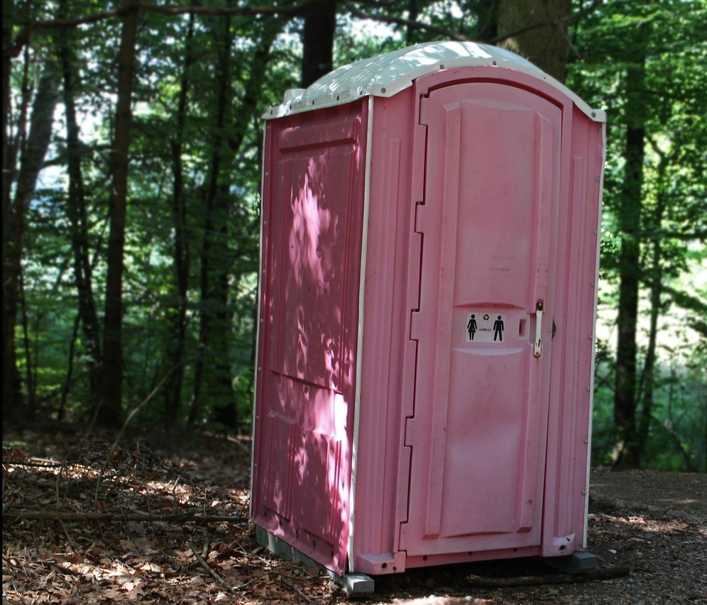 Odrażająca toaleta przenośna na gnieźnieńskim cmentarzu. Zostawili w środku swoje odchody i butelki po alkoholu. choćby serwis nie chce tego sprzątać