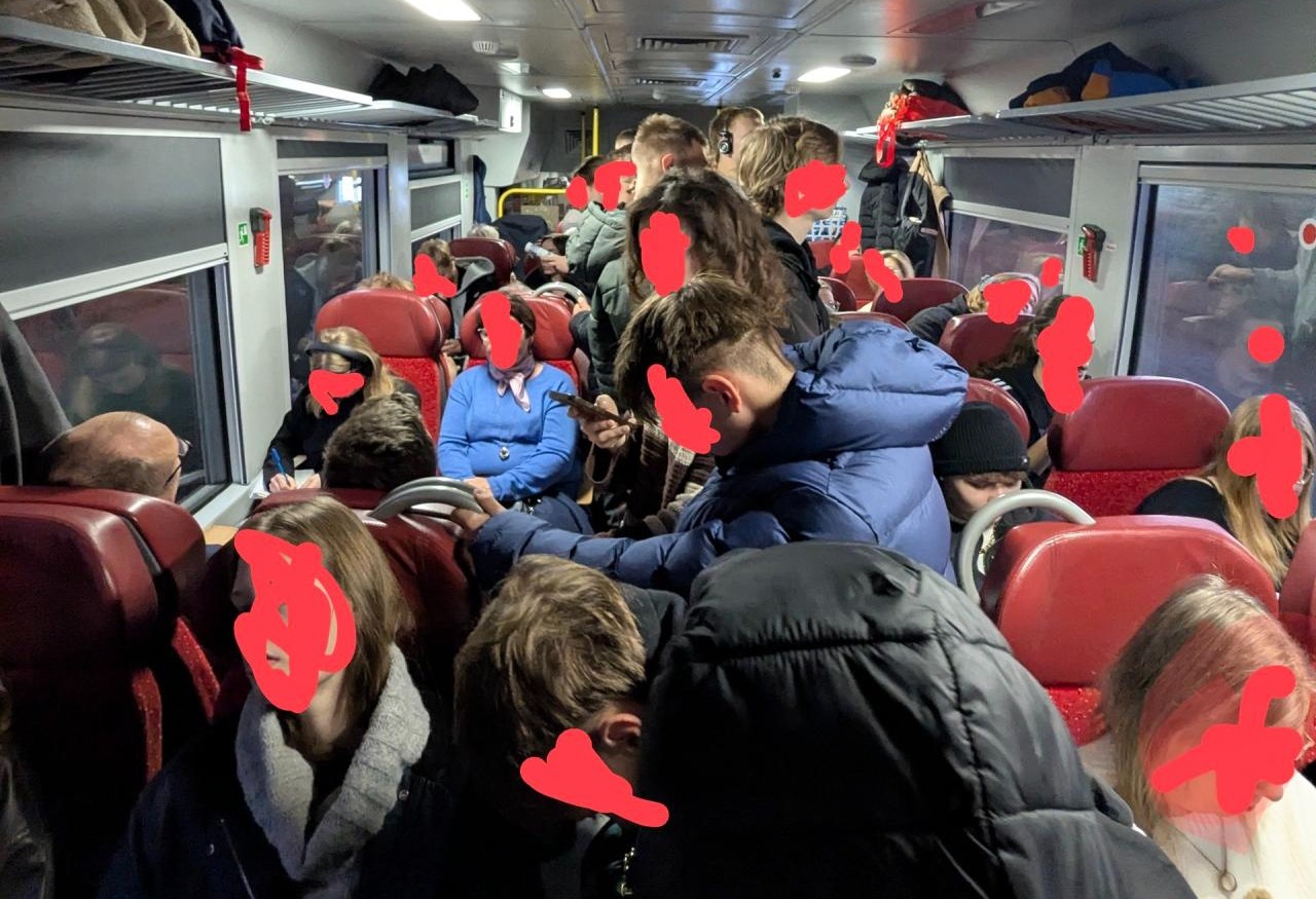 Ścisk w pociągu Kolei Wielkopolskich. "Nie był w stanie przyjąć pasażerów przez skrajne przepełnienie"