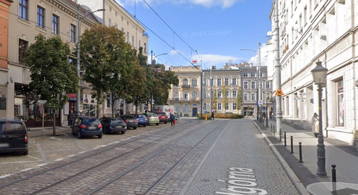 Auto firmy kurierskiej zablokowało ruch tramwajowy w centrum