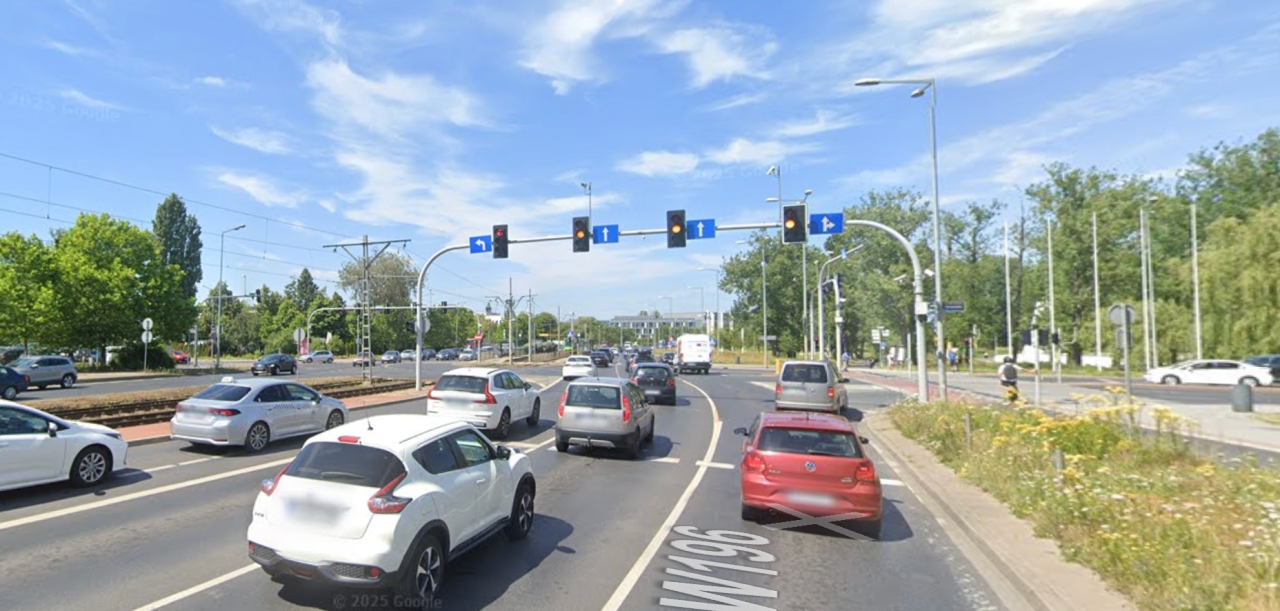 Spryskał gazem pieprzowym kobietę za kierownicą na poznańskim skrzyżowaniu. Poszukiwani świadkowie!