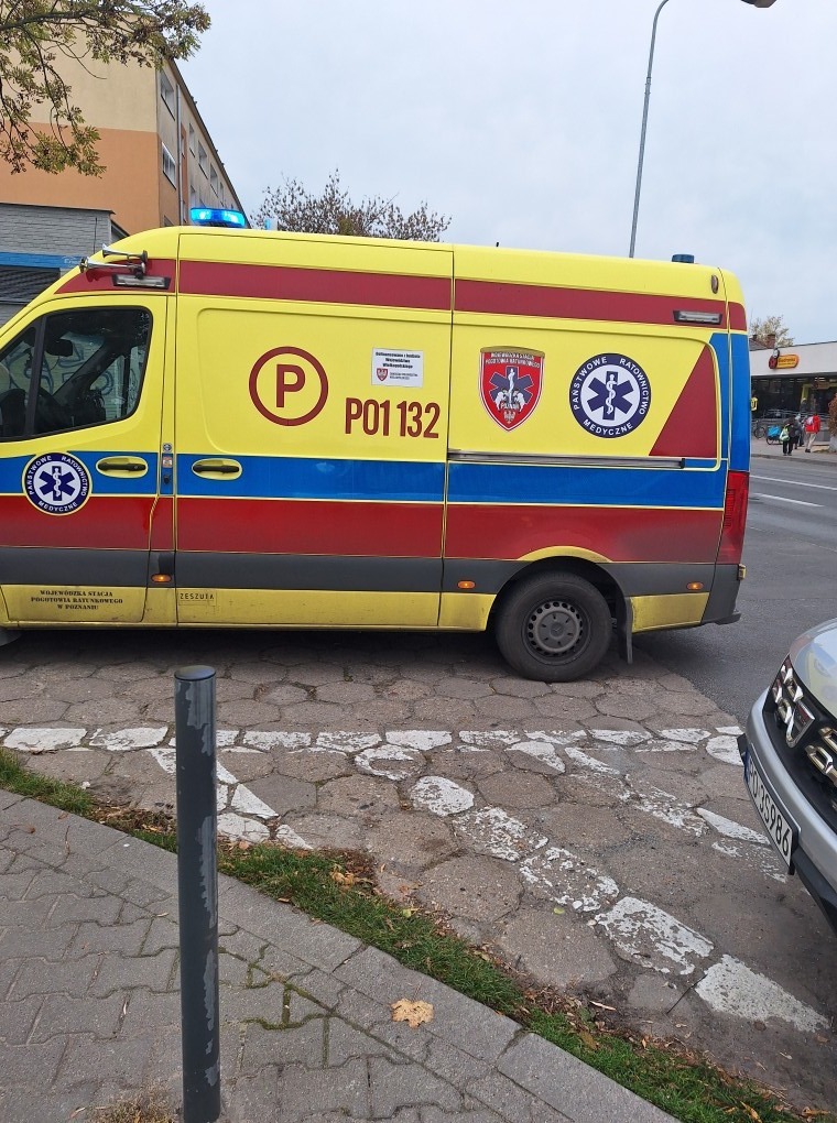 Marcelińska: 74-latek leżał na ulicy i uskarżał się ból głowy. Nie pamiętał, jak upadł
