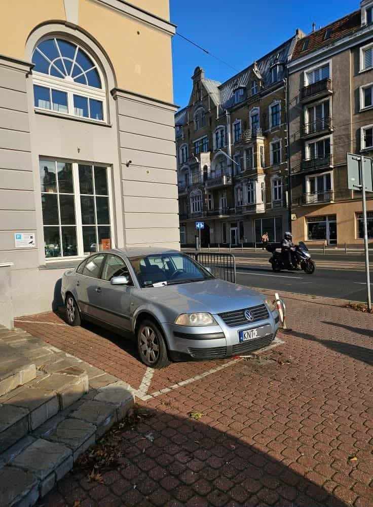 Właściciel samochodu blokuje im miejsce postojowe. Zaapelowali do niego przez Internet. Ma ostatnią szansę, żeby przestawić auto