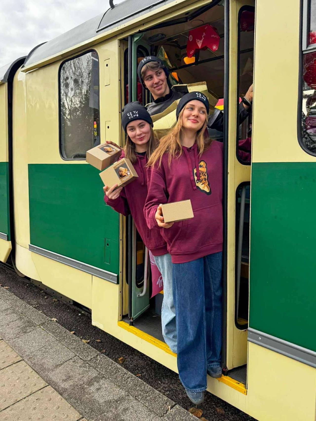 Poznańska bimba z rogalami już w stolicy. "W Warszawie też uwielbiają nasze rogale"