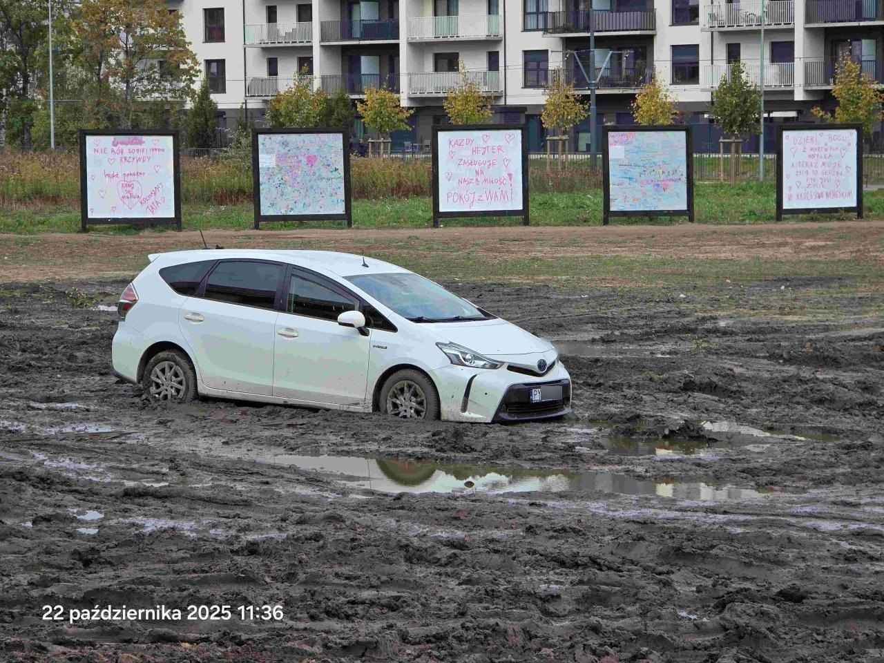 Łacina: auta utknęły w błocie na parafialnym terenie, zabrudzają ulicę wyjeżdżając z dzikiego parkingu. W ogóle nie powinno ich tam być