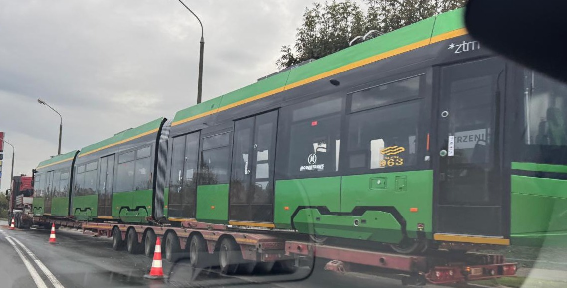 Kolejny nowy Moderus Gamma dotarł do Poznania. Kiedy używany tramwaj z Bonn zabierze pasażerów?