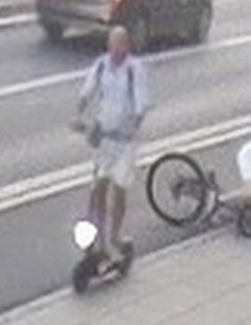 Jadąc hulajnogą elektryczną, uderzył rowerzystę w głowę, doprowadzając do jego upadku. Poznajesz?