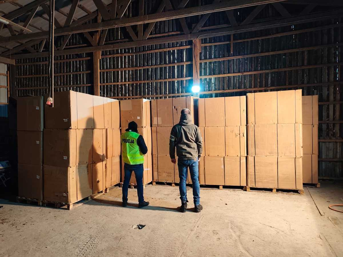 Na posesji w regionie ujawniono kilkadziesiąt pudeł, a w nich 10 ton nielegalnego towaru