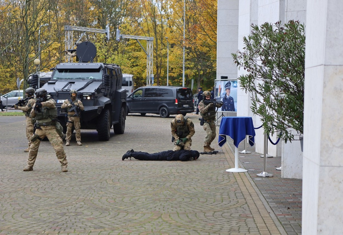 Policjanci zajęli budynki UAM. Dziś oficjalnie