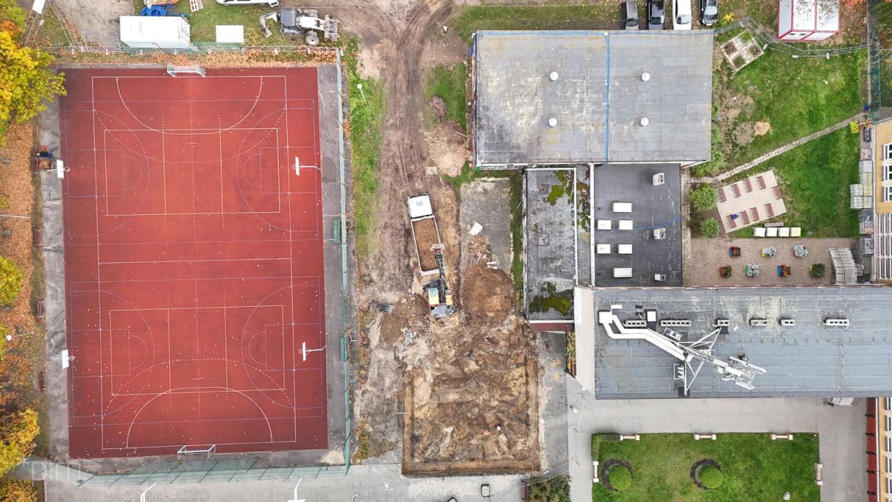 Ciężki sprzęt przy jednej z poznańskich szkół. Ruszyła rozbudowa