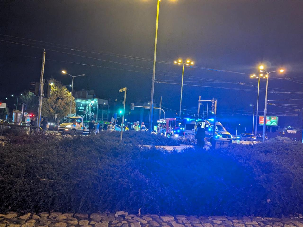 Zderzenie dwóch samochodów na rondzie Śródka