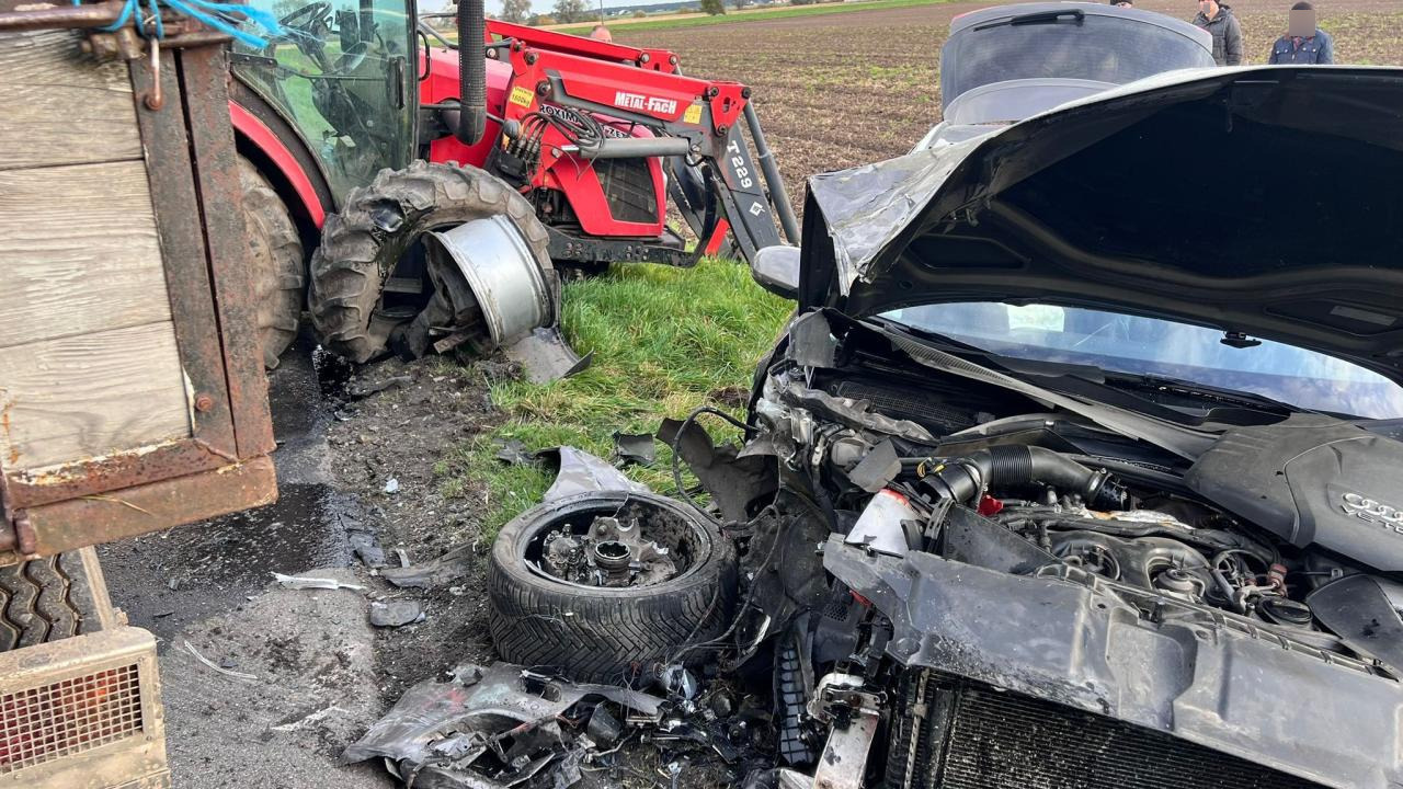 Poranny wypadek w regionie. Z udziałem ciągnika rolniczego z przyczepami oraz samochodu