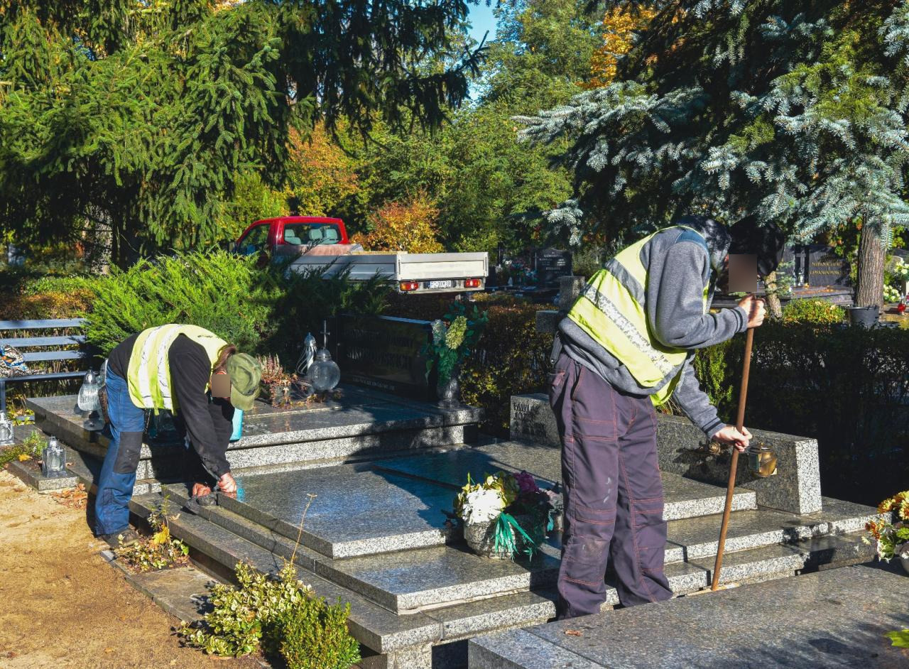 Poznaniacy mogą skorzystać z bezpłatnego porządkowania nagrobków