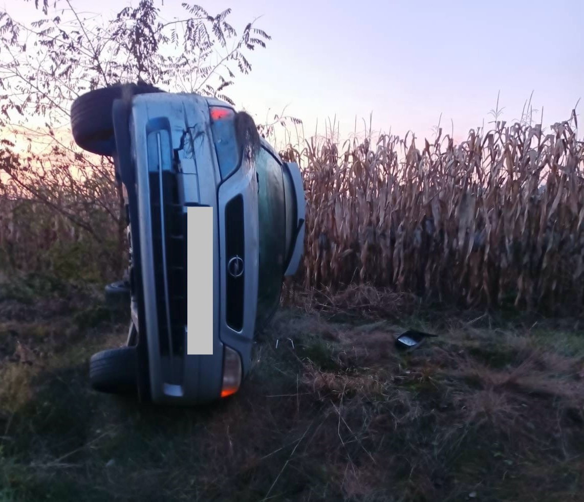 Opel na boku przy jednej z dróg w regionie. Kierowcy nie było w pobliżu