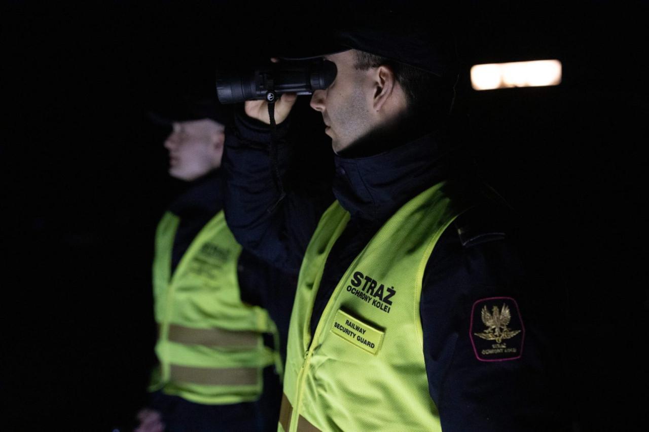 Poszukiwany mężczyzna w nocy z kolegami spacerował po torach kolejowych w naszym regionie