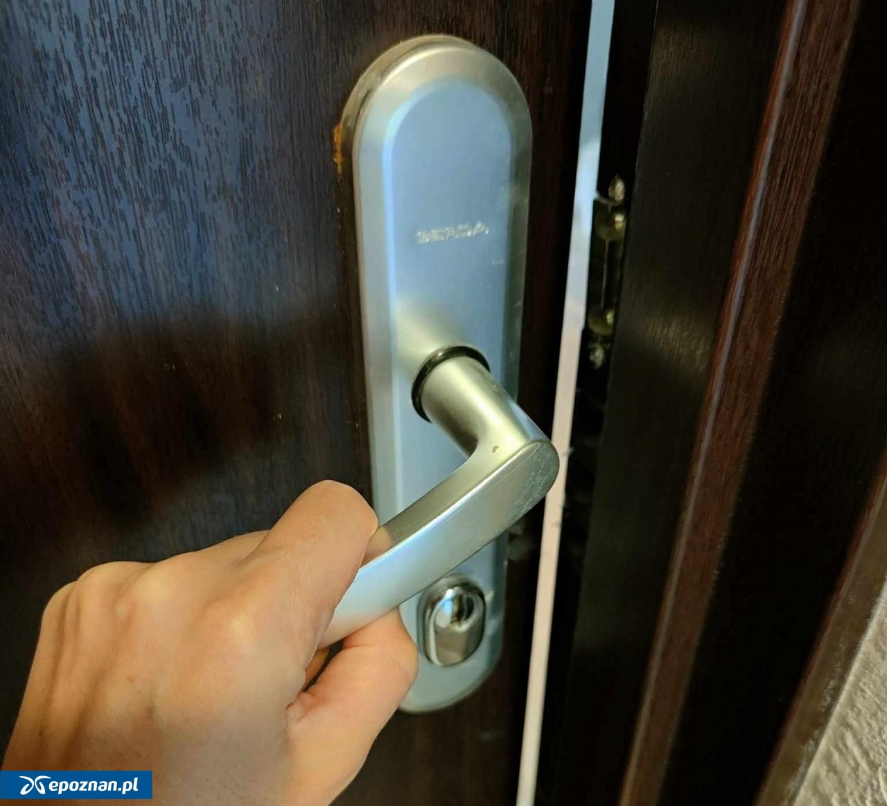Mieszkaniec ostrzega: "w nocy chodzili i wkładali klucze do drzwi mieszkań"