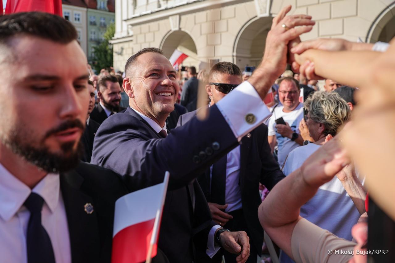 Mnóstwo policji w centrum. Nawrocki i Hołownia w Poznaniu