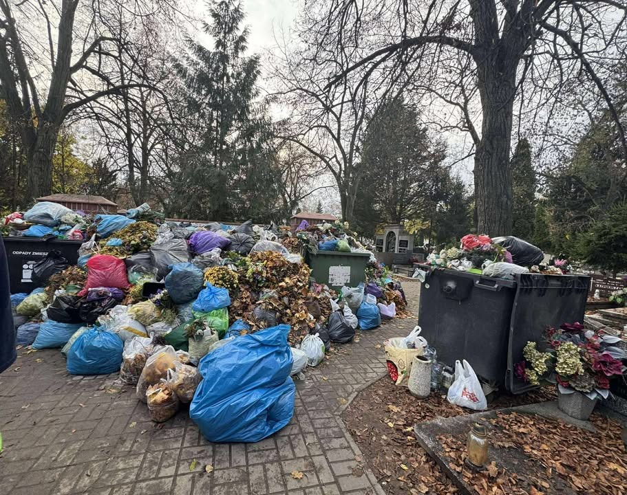 Hałdy śmieci na poznańskim cmentarzu. "Trzeba się nagimnastykować, by przejść"