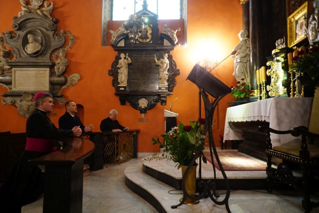 Karol Nawrocki modlił się w katedrze poznańskiej. Nie zabrakło prezentów