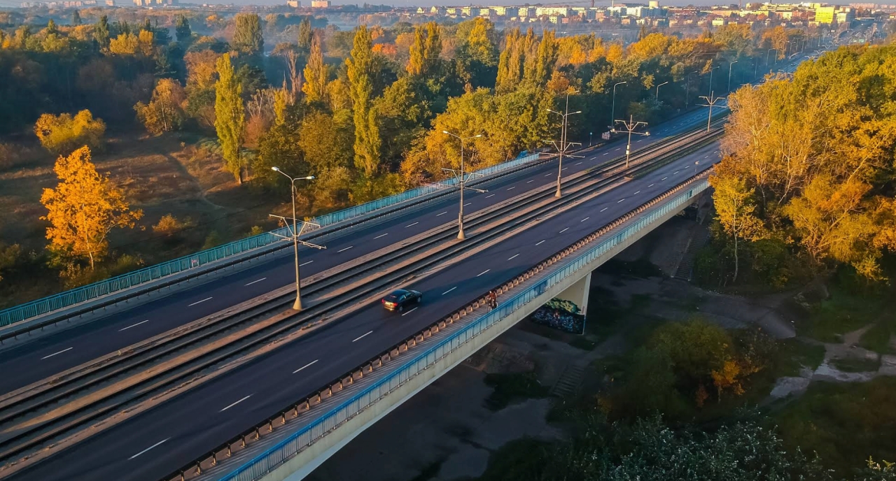 Tramwaje zwalniają na poznańskim moście. Radny zaniepokojony stanem torowiska