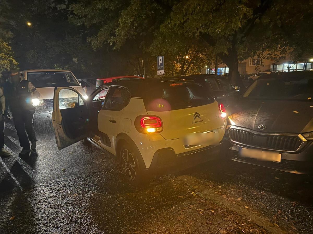 50-letni recydywista zatrzymany w Poznaniu w trakcie kradzieży auta. Uciekając uszkodził 3 zaparkowane pojazdy