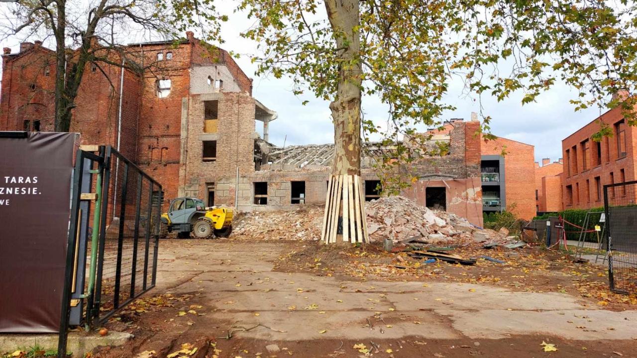Część starego browaru w Poznaniu wyburzana. "Czy to nie jest zabytek?"