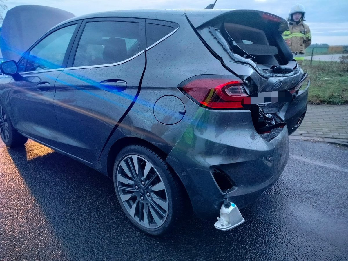 Po kolizji w regionie kobieta uciekała autem, z którego wydobywał się dym. Nagle Seat stanął w płomieniach